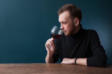 Kırmızı şarap tadım. Erkek gurme