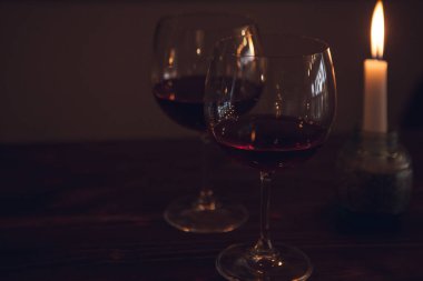 Romantik Tarih. Focus ön plan üzerinde kırmızı şarap