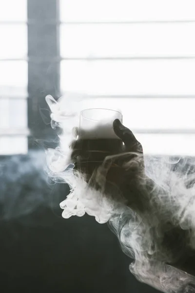 Bebida fría alcohólica creativa con humo blanco — Foto de Stock