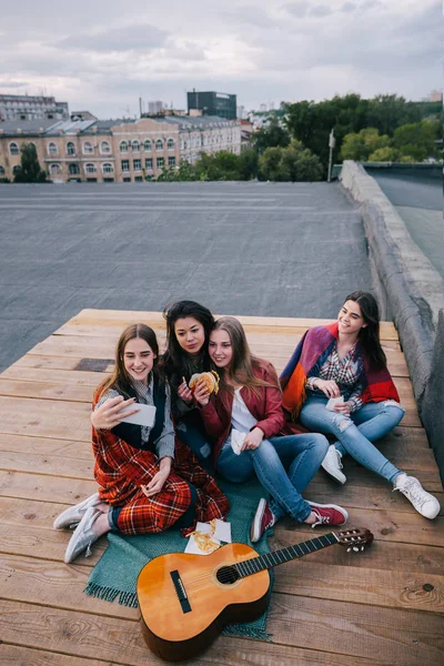 Selfie w spotkaniu bliskich przyjaciół — Zdjęcie stockowe