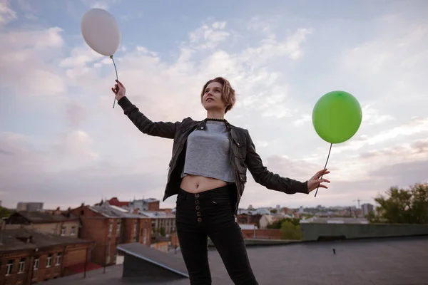 Enigmática joven con dos globos de juguete — Foto de Stock