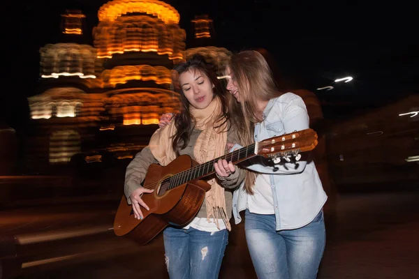 Девушки из ночной жизни, девушки с гитарой . — стоковое фото