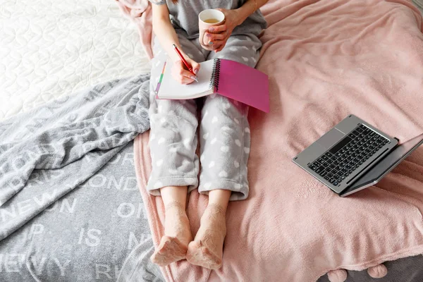 Onherkenbaar vrouw maakt notities bij het schrijven boek — Stockfoto