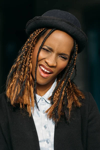 Séduisante femme noire souriante. Humeur ludique — Photo
