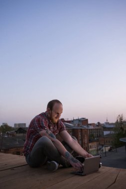 Çatıda hoş sosyal medya iletişim