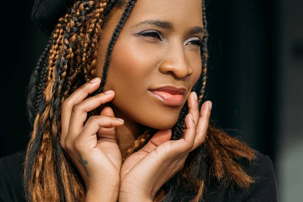 Agradable mujer joven afroamericana — Foto de Stock