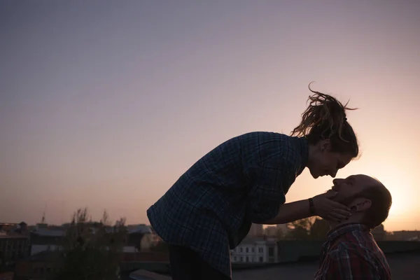 Doux baiser couple sur fond de coucher de soleil — Photo