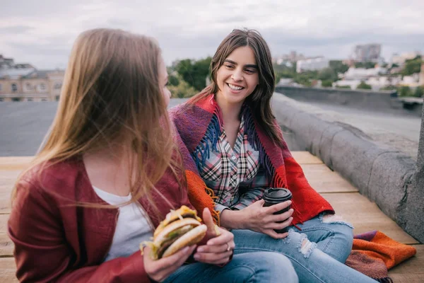 Spotkanie z przyjaciółmi z fast foodów na dachu — Zdjęcie stockowe