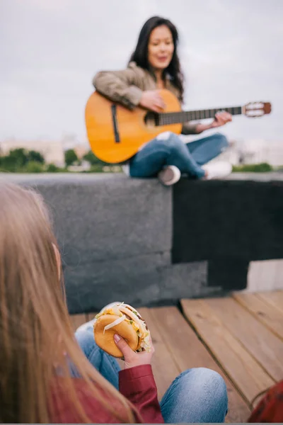 Narkoman muzyki z fast foodów na żywo — Zdjęcie stockowe