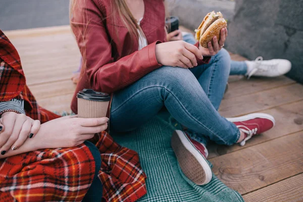 Burger i kawa. Ulubiony junk food — Zdjęcie stockowe