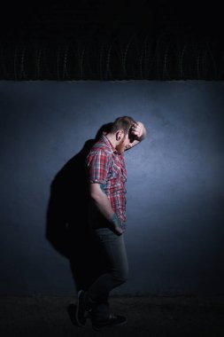 Hayat sorunlar. Hapiste yorgun erkek