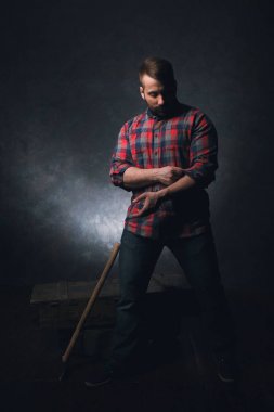 Koyu arka plan üzerinde güçlü kırsal işçi