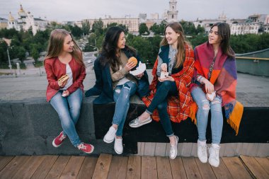 Birlikte iyi vakit neşeli genç kızlar