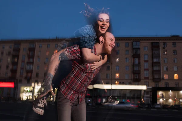 Šťastný let. Láska pár v pohybu — Stock fotografie