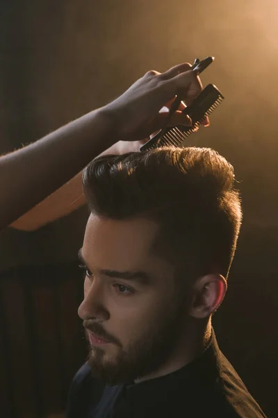 Elegante giovane maschio nel salone di parrucchiere — Foto Stock