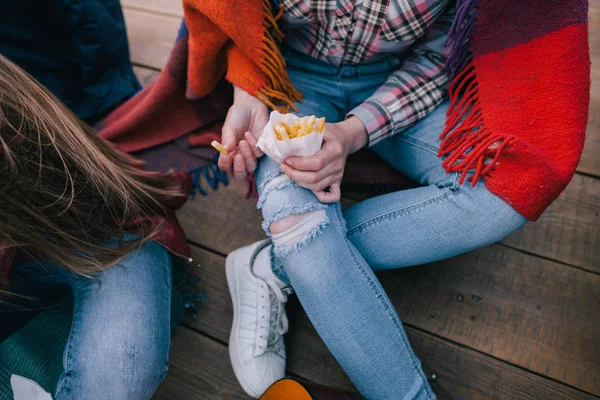 Patatine fritte in mani di elegante ragazza — Foto Stock