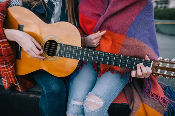 Gra gitara i spotkania na dachu, z bliska — Zdjęcie stockowe