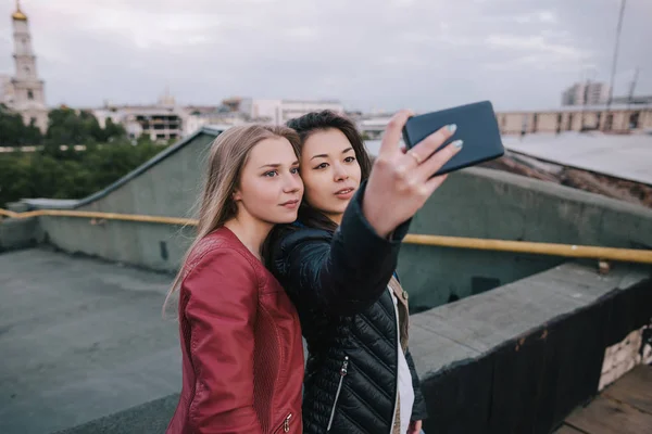 Selfie dwie młode dziewczyny na tle miasta — Zdjęcie stockowe
