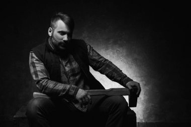 Tehlikeli görünümlü savaşçı. Oduncu ile silah