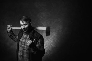 Balta ile odun adam. Erkek gücü