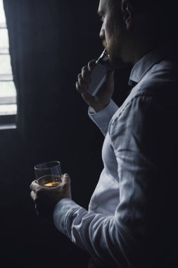 Düşünceli erkek işten sonra rahatlatıcı seyir