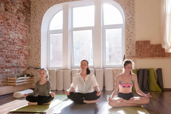 一緒に自己改善。女性瞑想クラス — ストック写真