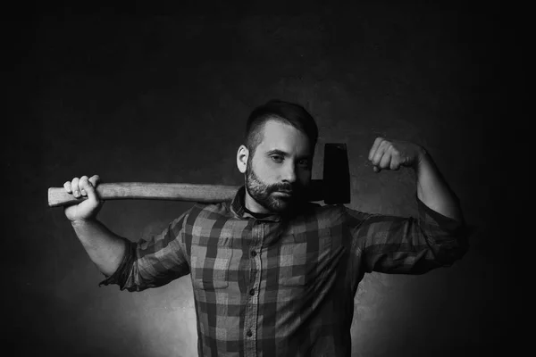 Strong woodsman with axe. Male strength — Stock Photo, Image
