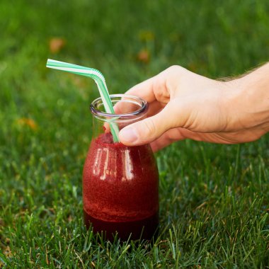 Sağlıklı Detoks elinde içki. Diyet ve yaşam tarzı