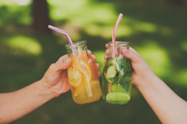 İnsanlar Detoks suyu kokteylleri ile kutlamak