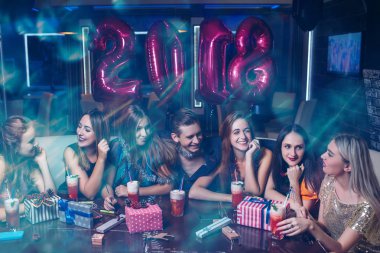 Mutlu yeni yıl 2018. Noel arkadaş parti