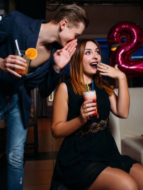 Komik dedikodu. Partide oynak iletişim