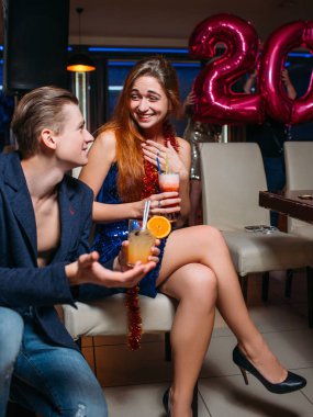 Komik konuşma. Partide neşeli iletişim