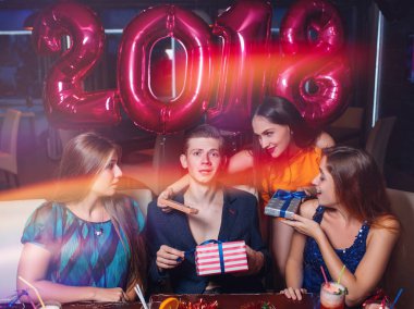 2018 yılbaşı partisinde seksi kadın