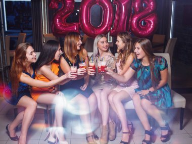 Yeni yıl 2018 kutlama. Mutlu kız şirket