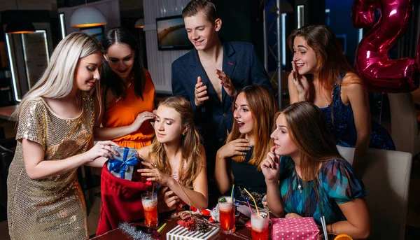 Yeni yıl arifesinde. Arkadaşlık arka plan