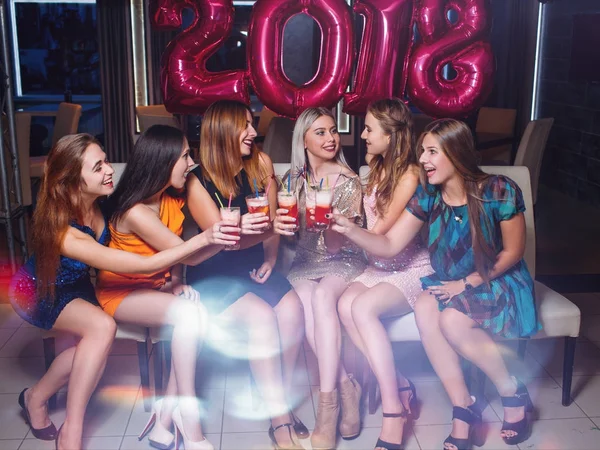 Yeni yıl 2018 kutlama. Mutlu kız şirket