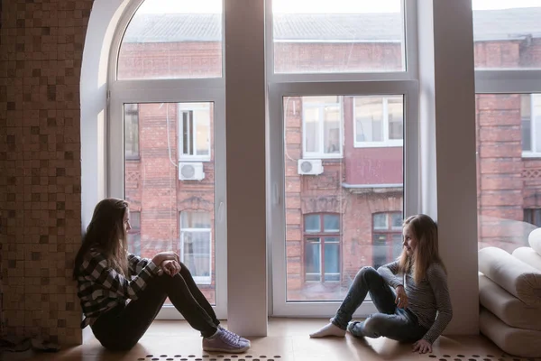 Problemas de amistad femenina. Humor sombrío — Foto de Stock