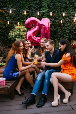 Kutlama 21 doğum günü partisi. Mutlu arkadaş