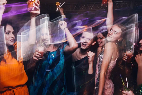 Yeni yıl dans partisi hareket