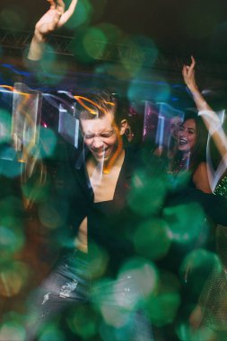 Hareketli dans pistinde aktif dans eden erkek