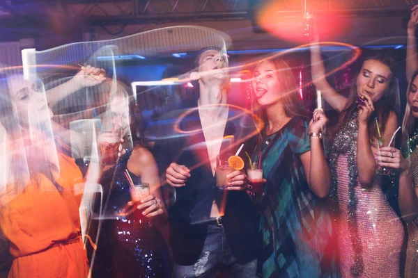 Vrolijke kerst dans feest in nachtclub — Stockfoto