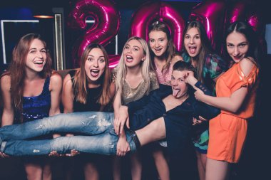 Yeni yıl mutlu kutlama. Komik arkadaşlar