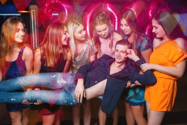 Yeni yıl partisinde maço