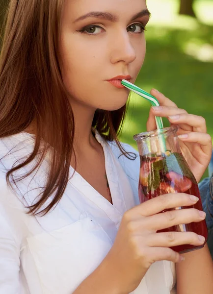 Gezonde voeding. Paar drinken detox thee — Stockfoto