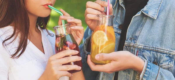 Sağlıklı beslenme. Çift içme Detoks çayı — Stok fotoğraf