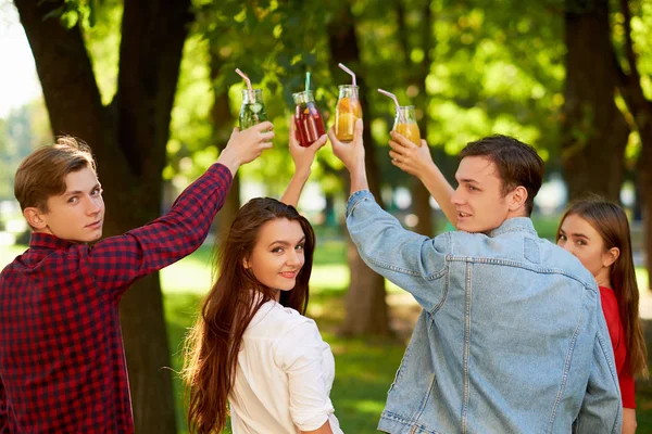 Grupo hacer vítores con cócteles de jugo de desintoxicación — Foto de Stock