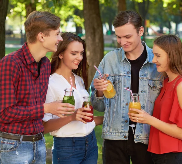 Bir grup genç insan detoks sahiptir