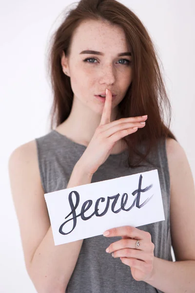 Hezká žena skrývá tajemství — Stock fotografie
