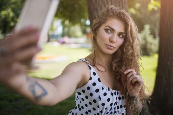 Comportamiento hipster. Selfie juvenil moderno — Foto de Stock