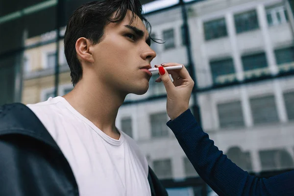 Плохой мальчик курение зависимость мода молодежный образ жизни — стоковое фото